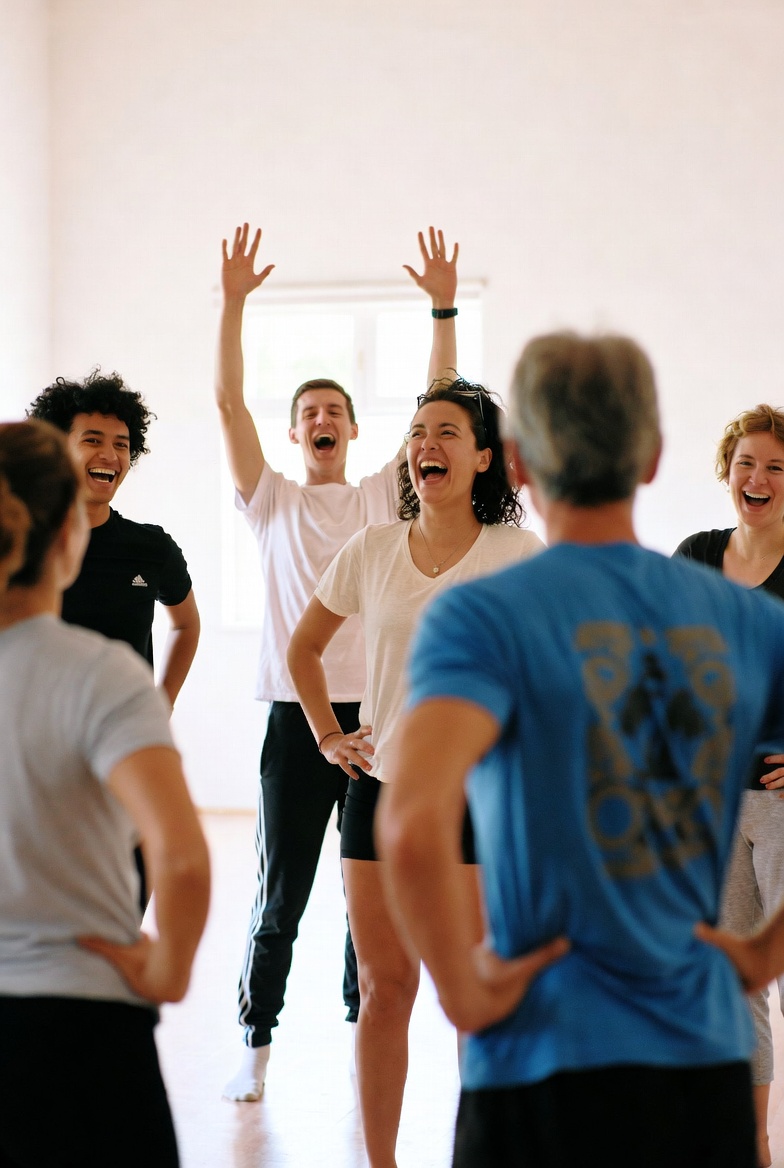 Groupe pratiquant le yoga du rire