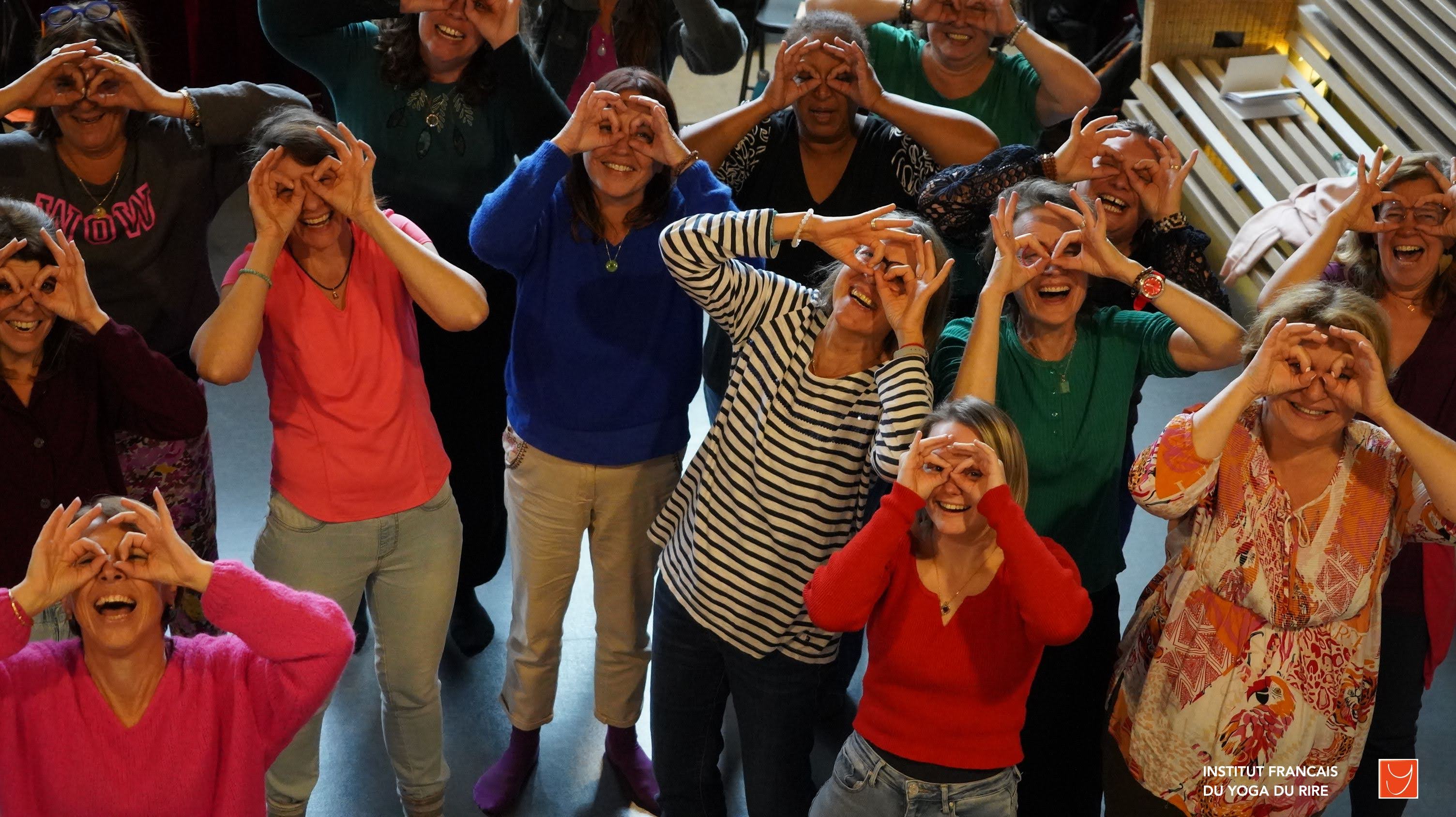 Moment joyeux lors d'un atelier de yoga du rire
