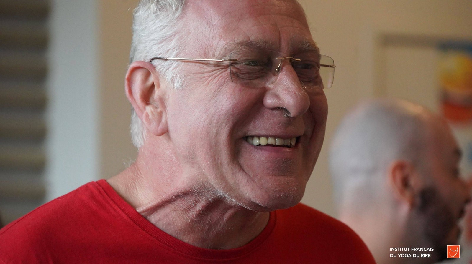 Homme souriant et détendu lors d'une séance de yoga du rire